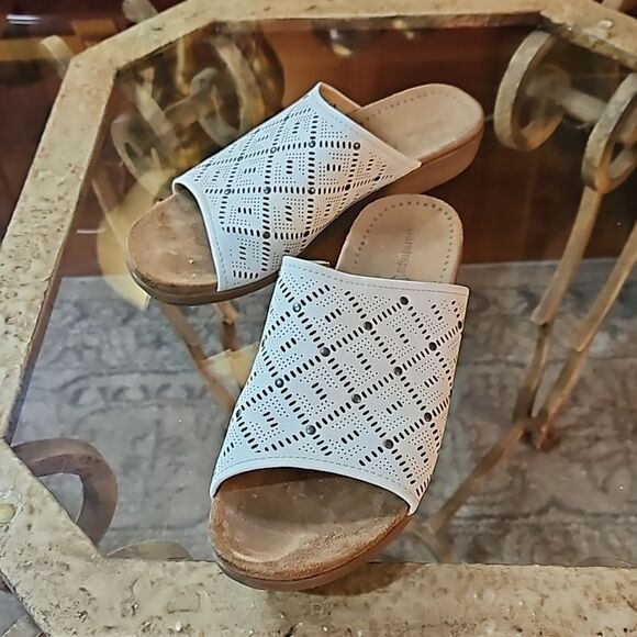 Baretraps White slide sandals size 6.5 - Picture 2 of 8